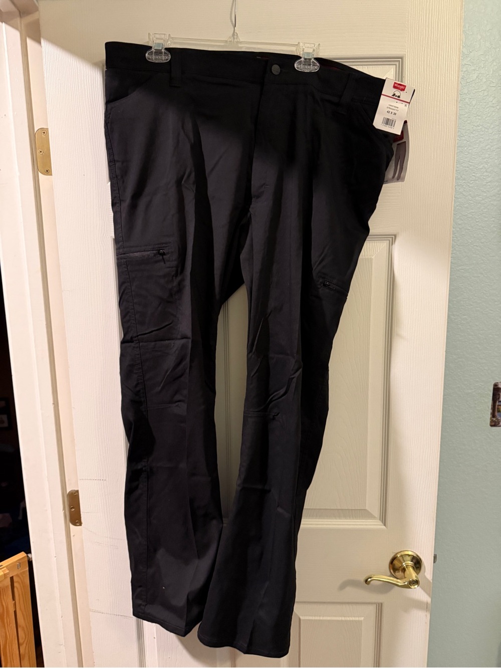 NWT Wrangler Performance Zip Cargo Pants 42x30 Black Straight Fit UPF 50 - Picture 2 of 7